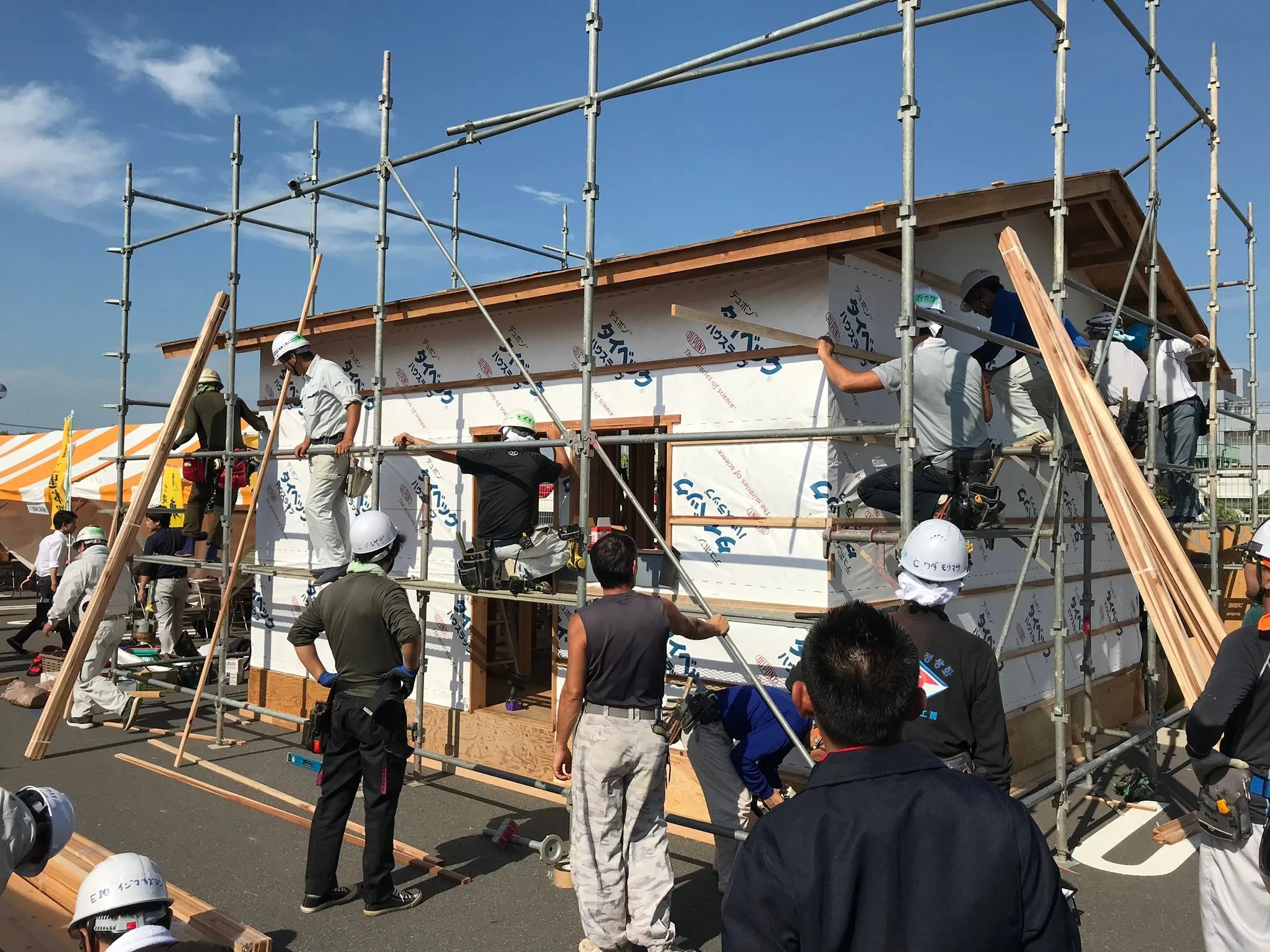 10月15日に九都県市防災訓練にて、木造で応急仮設建設実習訓...