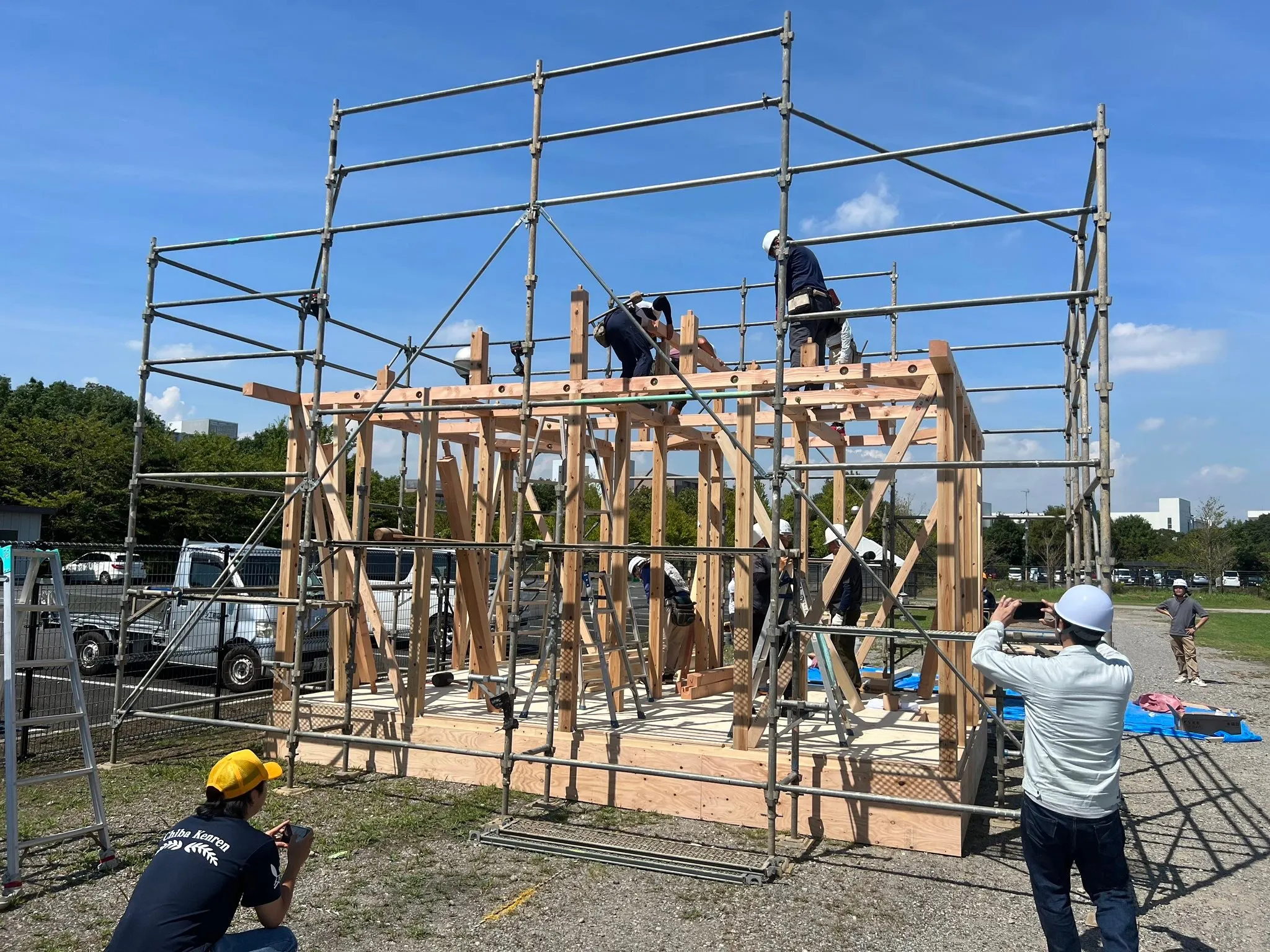 10月15日に九都県市防災訓練にて、木造で応急仮設建設実習訓...